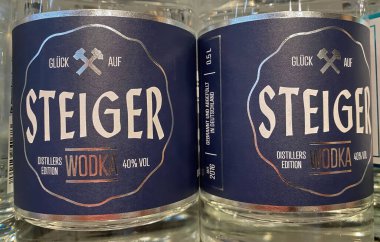 Viersen, Almanya - 9 Ocak. 2024: Alman süpermarketinin rafındaki Steiger votkası