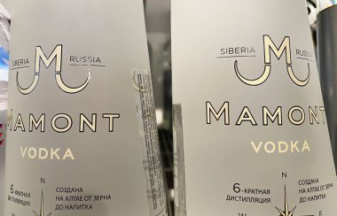 Viersen, Almanya - 9 Ocak. 2024: Alman süpermarketinin rafında Rus Mamont votkası şişelerinin yakınlaştırılması