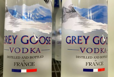 Viersen, Almanya - 9 Ocak. 2024: Alman süpermarketinin rafında Grey Goose marka Fransız votkası