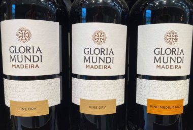 Viersen, Almanya - 9 Ocak. 2024: Portekizli Gloria Mundi Madeira 'nın Alman süpermarket raflarındaki kırmızı şarap şişeleri