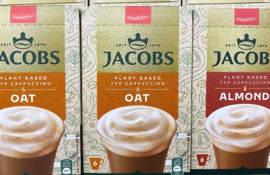 Viersen, Almanya - 9 Ocak. 2024: Alman süpermarketinin rafında Jacobs cappuccino hazır kahvesi kutularının kapatılması
