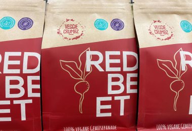 Viersen, Almanya - 9 Ocak. 2024: Sebze Crumbz Redbet 'in Alman süpermarketindeki vejetaryen atıştırmalığı