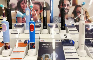 Viersen, Almanya - 9 Ocak. 2024: Alman süpermarketinde çeşitli elektrikli Oral B diş fırçaları