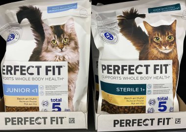 Viersen, Almanya - 9 Ocak. 2024: Paketlerin kapatılması Mükemmel Uyumlu kediler Alman süpermarketinin rafında kuru gıdalar besliyor