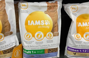 Viersen, Almanya - 9 Ocak. 2024: Paketlerin kapatılması Alman süpermarketinin rafında kedi maması var