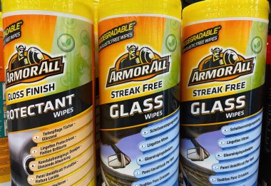 Viersen, Almanya - 9 Ocak. 2024: Zırhlı konservelerin kapatılması Alman süpermarketinin raflarındaki tüm araba bakımı silindi