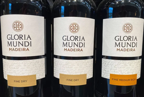 Viersen, Almanya - 9 Ocak. 2024: Portekizli Gloria Mundi Madeira 'nın Alman süpermarket raflarındaki kırmızı şarap şişeleri