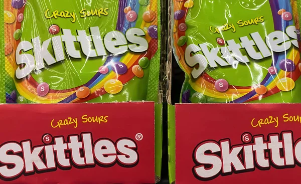 Viersen, Almanya - 9 Ocak. 2024: Alman süpermarketinin rafında Skittles şekerlemeleri