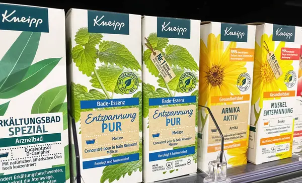 Viersen, Almanya - 9 Ocak. 2024: Alman süpermarketinin raflarında Kneipp sağlık banyosu katkı maddelerinin kapatılması