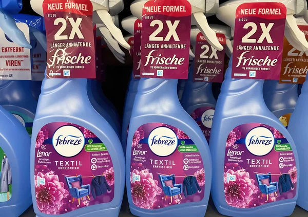 Viersen, Almanya - 9 Ocak. 2024: Alman süpermarketinin rafında sprey şişelerinin kapatılması Lenor Febreze tekstil parfümü