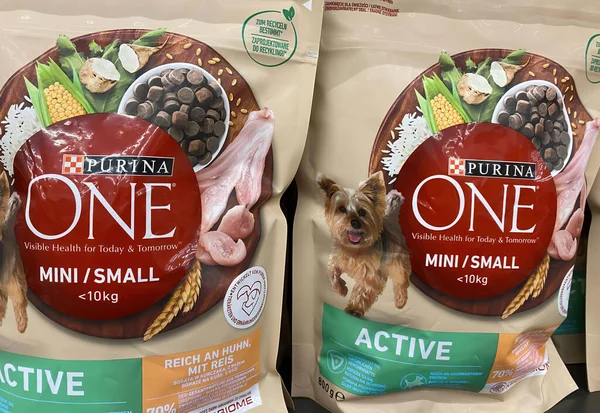 Viersen, Almanya - 9 Ocak. 2024: Paketlerin kapatılması Purina Alman süpermarketinin rafında bir köpek maması