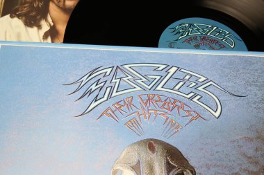 Viersen, Almanya - 9 Ocak. 2024: The Eagles grubunun en çok satan plak albüm kapağı 1971-1975 arası hit şarkıları