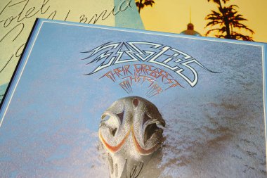 Viersen, Almanya - 9 Ocak. 2024: The Eagles grubunun en çok satan plak albüm kapağı 1971-1975 arası hit şarkıları