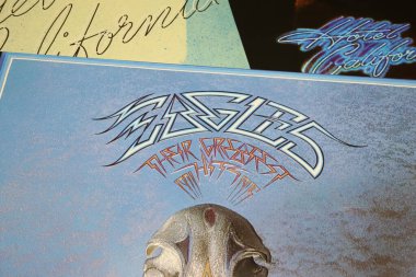Viersen, Almanya - 9 Ocak. 2024: The Eagles grubunun en çok satan plak albüm kapağı 1971-1975 arası hit şarkıları