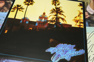 Viersen, Almanya - 9 Ocak. 2024: The Eagles grubunun 1978 'den beri Kaliforniya Oteli' nin kapak albümü