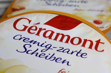 Viersen, Almanya - 9 Ocak. 2024: Fransız peyniri dilimlerinin yakınlaştırılması