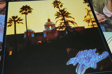 Viersen, Almanya - 9 Ocak. 2024: The Eagles grubunun 1978 'den beri Kaliforniya Oteli' nin kapak albümü
