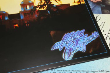 Viersen, Almanya - 9 Ocak. 2024: The Eagles grubunun 1978 'den beri Kaliforniya Oteli' nin kapak albümü