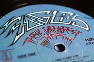 Viersen, Almanya - 9 Ocak. 2024: The Eagles grubunun en çok satan plak albüm kapağı kapağı 1971-1975 arası hit şarkıları