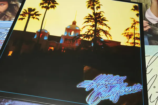 Viersen, Almanya - 9 Ocak. 2024: The Eagles grubunun 1978 'den beri Kaliforniya Oteli' nin kapak albümü