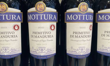 Viersen, Almanya - 9 Ocak. 2024: Alman mağazasının rafında İtalyan Mottura Primitivo di Manduria şarabının yakınlaştırılması