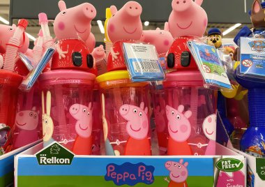 Viersen, Almanya - 9 Ocak. 2024: Relkon Peppa Domuzu, Alman dükkanının rafında oyuncak içti