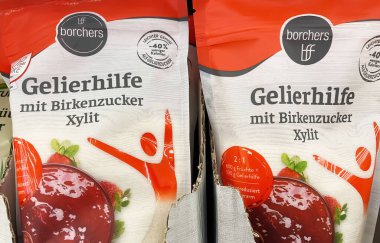 Viersen, Almanya - 9 Ocak. 2024: Çantaların kapatılması Borchers Alman dükkanının rafında huş şekeri ksilyol ile yardım ediyor