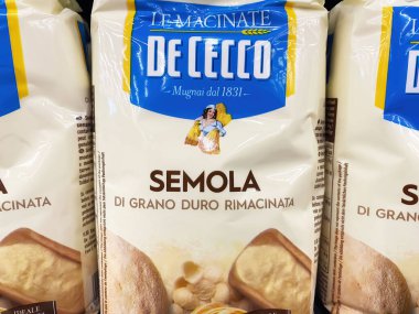 Viersen, Almanya - 9 Ocak. 2024: Alman mağazasının rafında İtalyan De Cecco Semola ricaminata durum irmiği