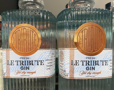 Viersen, Almanya - 9 Ocak. 2024: Alman mağazasının rafında Şişe Le Haraç İspanyolcasının kapanışı