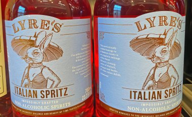 Viersen, Almanya - 9 Ocak. 2024: Alman mağazasının rafında İtalyan Spritz Lyres şişelerinin yakınlaştırılması