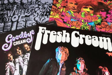 Viersen, Almanya - 9 Ocak. 2024: İngiliz rock grubu The Cream 'in 60' lardan kalma albüm kapağı koleksiyonu
