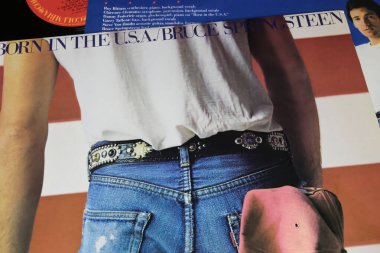 Viersen, Almanya - 9 Ocak. 2024: Şarkıcı Bruce Springsteen 'in Kapanışı En çok satan Platin albüm kapağı 1984' te ABD 'de doğdu