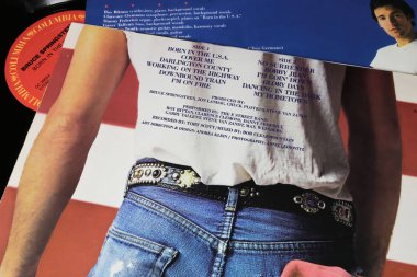Viersen, Almanya - 9 Ocak. 2024: Şarkıcı Bruce Springsteen 'in Kapanışı En çok satan Platin albüm kapağı 1984' te ABD 'de doğdu