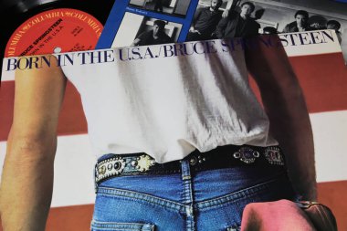 Viersen, Almanya - 9 Ocak. 2024: Şarkıcı Bruce Springsteen 'in Kapanışı En çok satan Platin albüm kapağı 1984' te ABD 'de doğdu