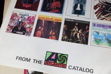 Viersen, Almanya - 9 Ocak. 2024: 60 'lardan kalma Atlantic Records katalog koleksiyonuyla birlikte vinil albüm kapağının kapatılması