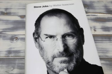 Viersen, Almanya - 9 Ocak. 2024: Walter Isaacson 'ın kitap kapağı, biyografisi ve Steve Jobs Apple kurucusunun portresi