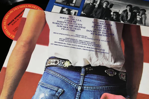 Viersen, Almanya - 9 Ocak. 2024: Şarkıcı Bruce Springsteen 'in Kapanışı En çok satan Platin albüm kapağı 1984' te ABD 'de doğdu