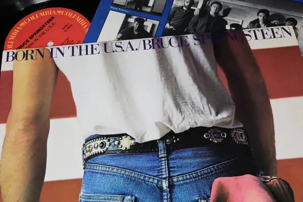 Viersen, Almanya - 9 Ocak. 2024: Şarkıcı Bruce Springsteen 'in Kapanışı En çok satan Platin albüm kapağı 1984' te ABD 'de doğdu