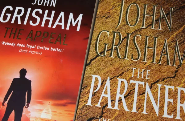 Viersen, Almanya - 9 Ocak. 2024: John Grisham 'ın kitabının kapağı Temyiz ve Ortaklık' ı kapsıyor