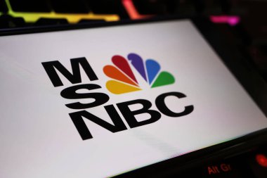 Viersen, Almanya - 9 Ocak. 2024: Bilgisayar klavyesinde MSNBC haber kanalının logo harfleriyle cep telefonunun kapatılması