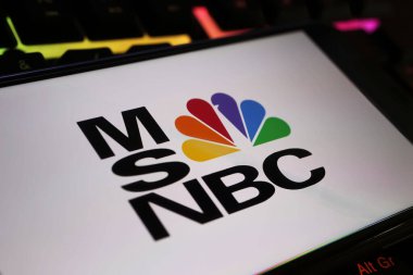 Viersen, Almanya - 9 Ocak. 2024: Bilgisayar klavyesinde MSNBC haber kanalının logo harfleriyle cep telefonunun kapatılması