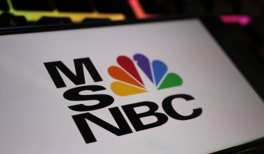 Viersen, Almanya - 9 Ocak. 2024: Bilgisayar klavyesinde MSNBC haber kanalının logo harfleriyle cep telefonunun kapatılması