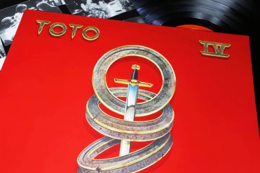 Viersen, Almanya - 9 Ocak. 2024: Amerikan rock grubu Toto 'nun 1982' deki 4. albüm kapağı