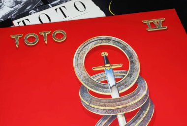 Viersen, Almanya - 9 Ocak. 2024: Amerikan rock grubu Toto 'nun 1982' deki 4. albüm kapağı