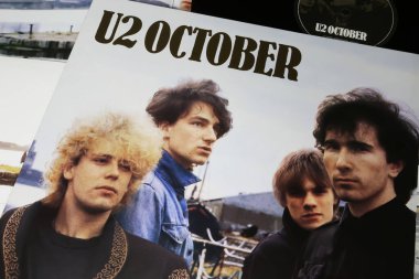 Viersen, Almanya - 9 Ocak. 2024: 1981 yılının Ekim ayında İrlandalı rock grubu U2 vinil albüm kapağı