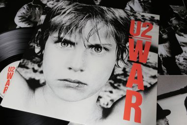 Viersen, Almanya - 9 Ocak. 2024: İrlandalı rock grubu U2 'nun 1983' teki klasik albüm kapağı War
