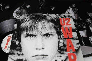 Viersen, Almanya - 9 Ocak. 2024: İrlandalı rock grubu U2 'nun 1983' teki klasik albüm kapağı War
