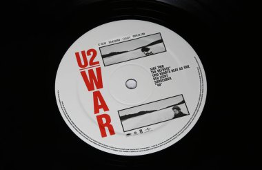 Viersen, Almanya - 9 Ocak. 2024: İrlandalı rock grubu U2 'nun 1983' ten kalma plak albümü War 'un kapanışı