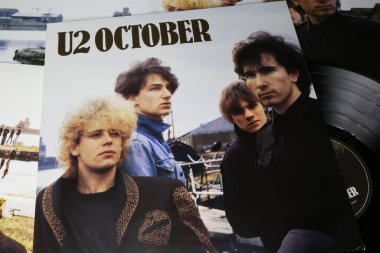 Viersen, Almanya - 9 Ocak. 2024: 1981 yılının Ekim ayında İrlandalı rock grubu U2 vinil albüm kapağı