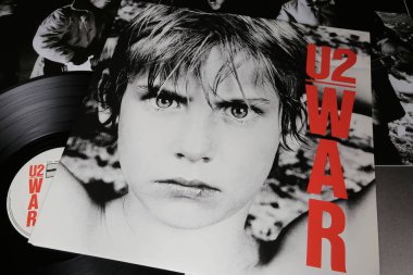 Viersen, Almanya - 9 Ocak. 2024: İrlandalı rock grubu U2 'nun 1983' teki klasik albüm kapağı War